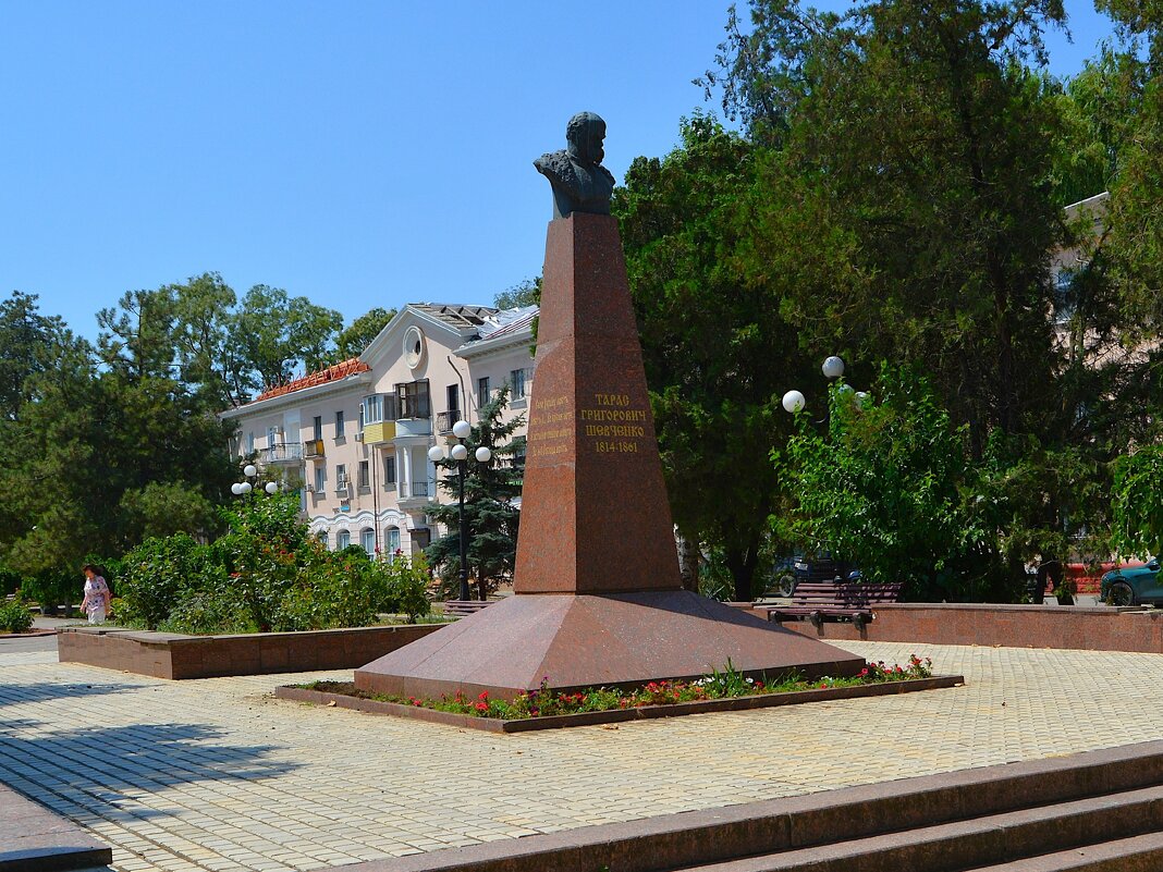 Керчь. Памятник Тарасу Григорьевичу Шевченко. - Пётр Чернега