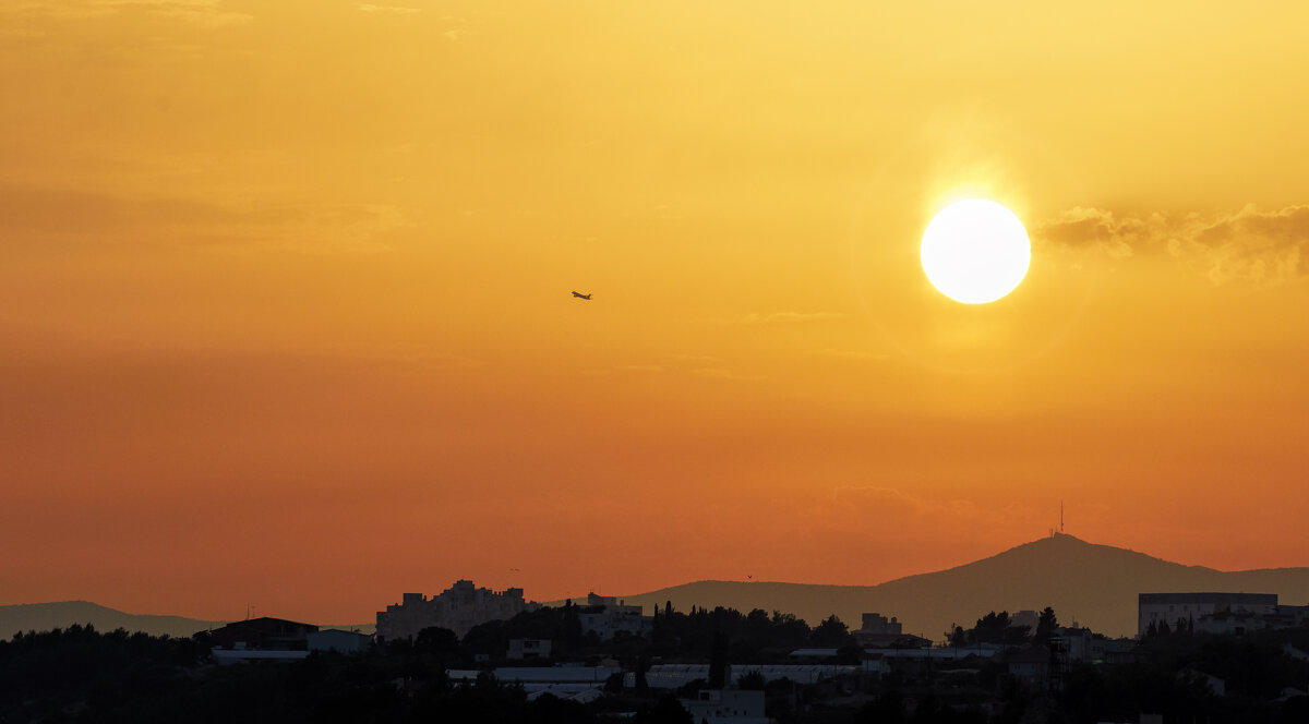 Закат над городом | Самолет на фоне солнца - Рамиль Газизов
