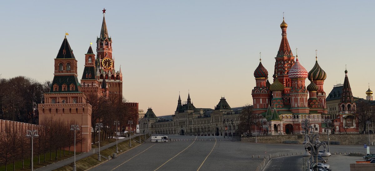 Васильевский спуск - <<< Наташа >>>