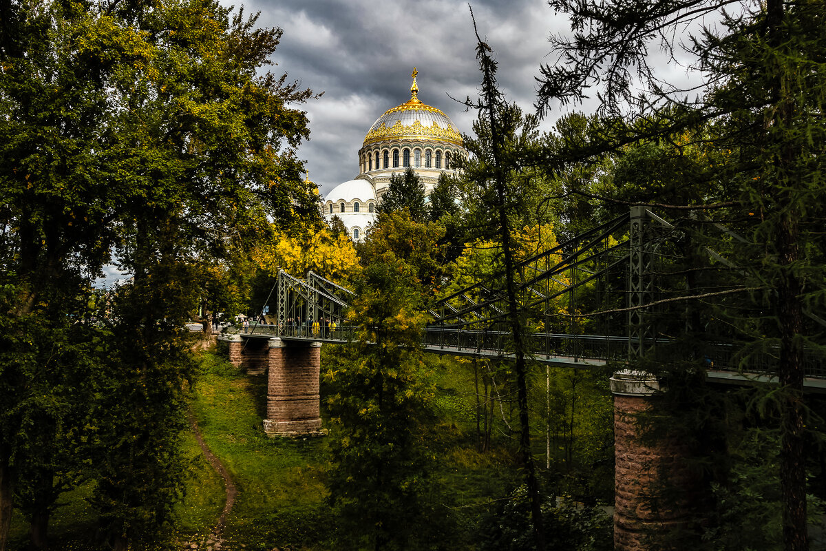 Вид на Морской собор через овраг (Кронштадт). - Игорь Викторов