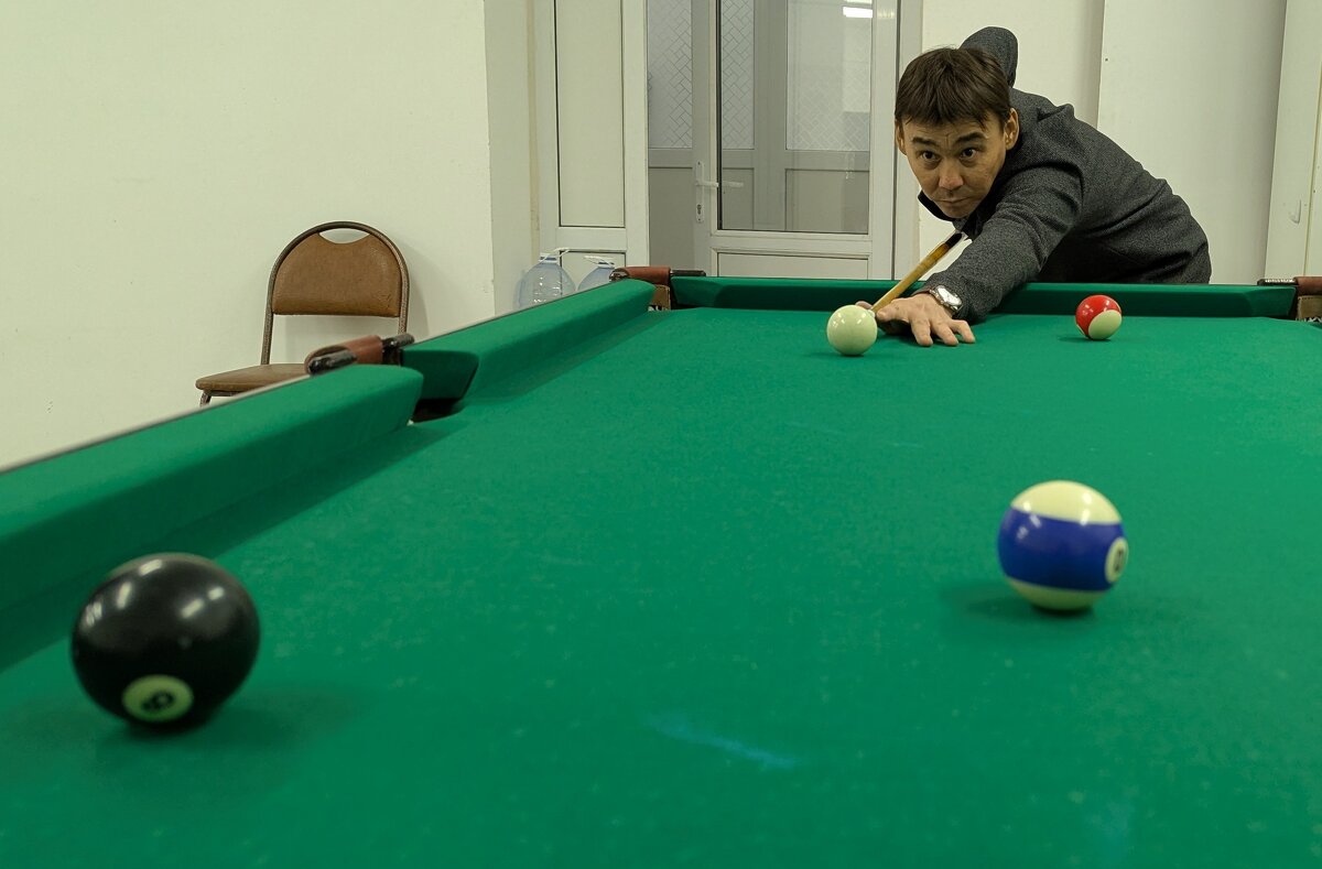 Удар,через весь стол. - Андрей Хлопонин