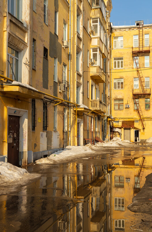 Старый городской двор в марте - Александр Синдерёв