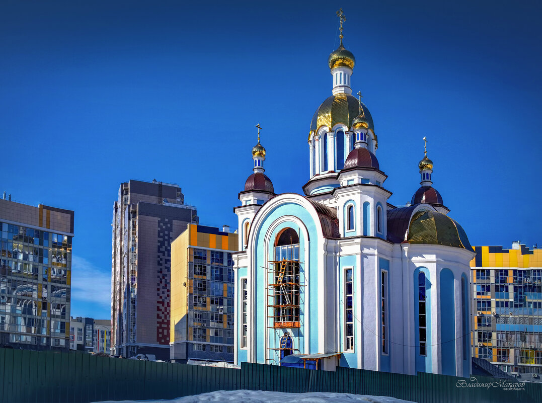 "Новый микрорайон. Никольская церковь"© - Владимир Макаров