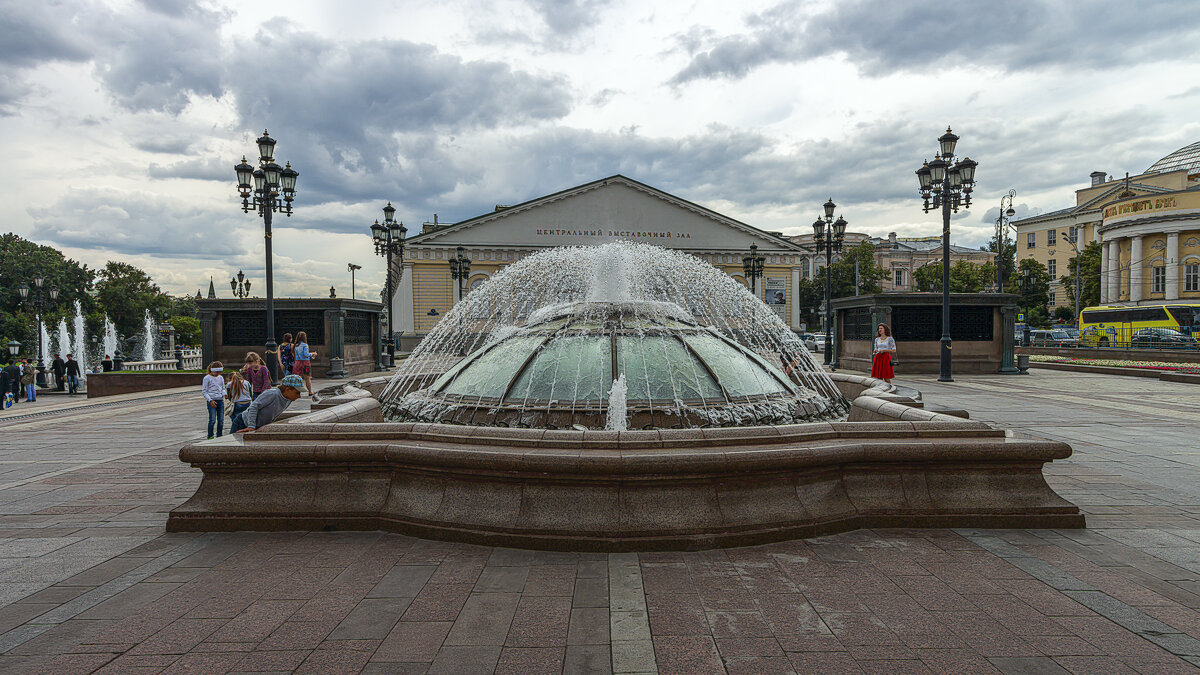 Фонтан «Часы мира» на Манежная площадь в Москве. - Aleksey Afonin