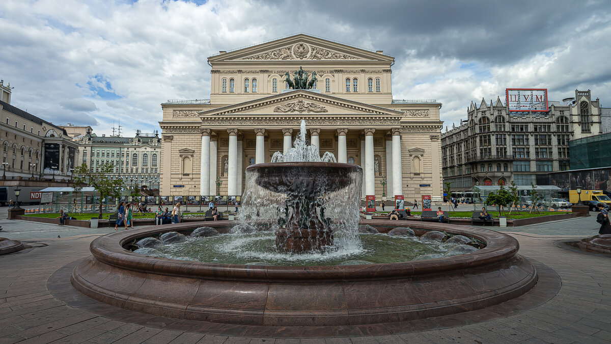 Фонтан «Театральный» у Большого театра в Москве. - Aleksey Afonin