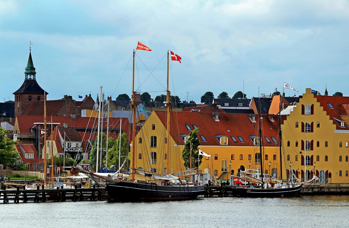 Паруса спущены, заслуженный отдых в портовом городе - В.И 
