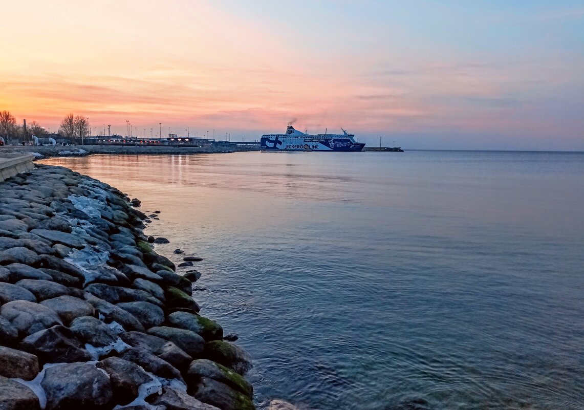 Вечер, прогулка по набережной - Veera V