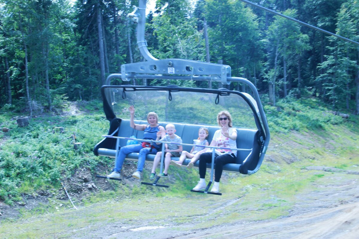 Семейный отдых на открытой канатной дороге, вероятно, на горном курорте в Сочи, например, «Роза Хуто - Serega SchütZ