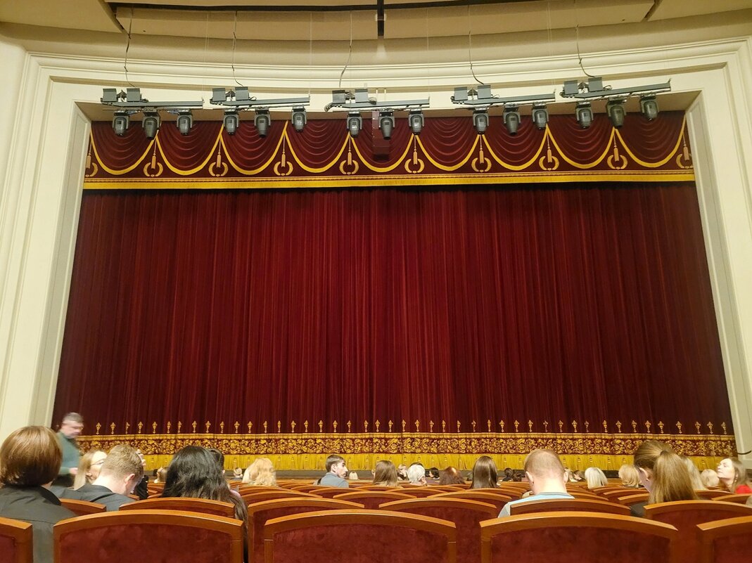 Сцена оперного театра - Галина Нестратова