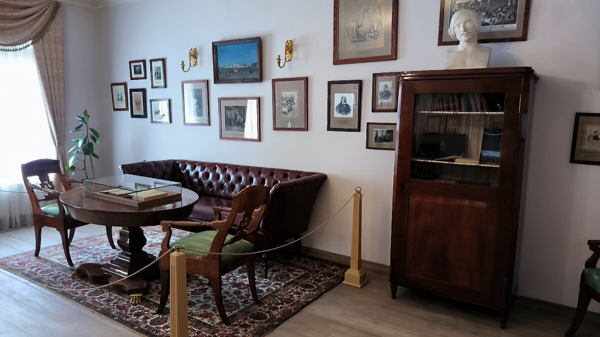 В этой комнате останавливался Н.В. Гоголь, когда гостил в Абрамцево. - Ольга 