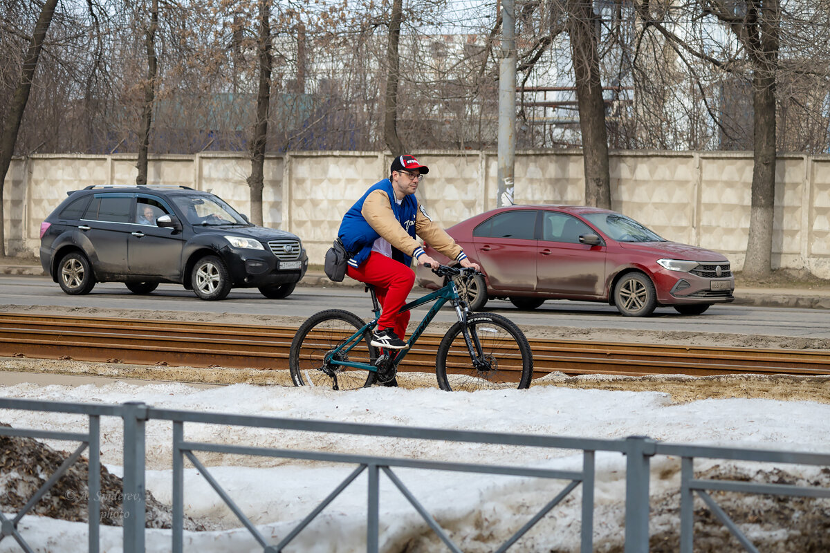 Велосипедист на весенней улице - Александр Синдерёв Велосипедист на весенней улице - Александр Синдерёв