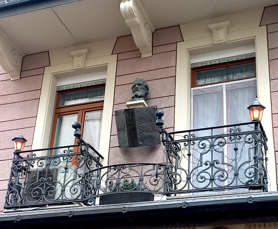 Здесь жил Достоевский - Сергей Порфирьев