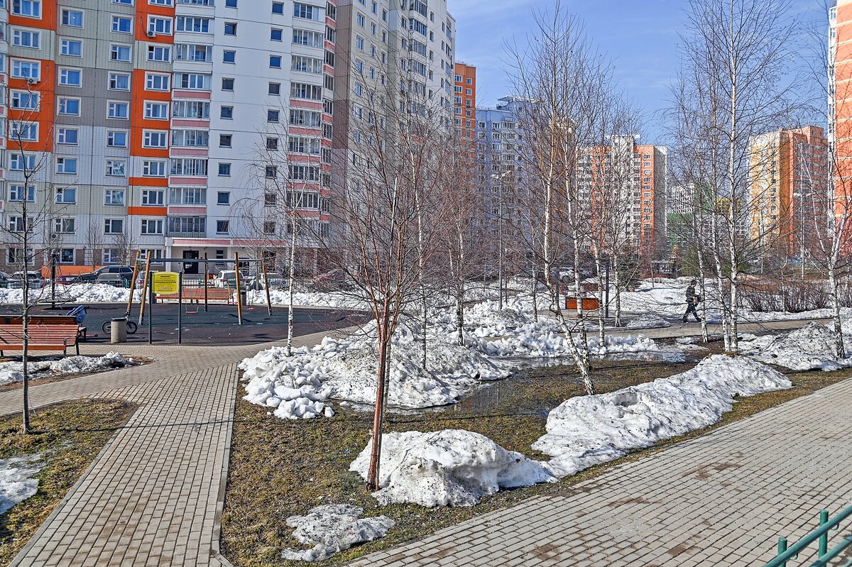 На аллее ещё снег - Валерий Иванович