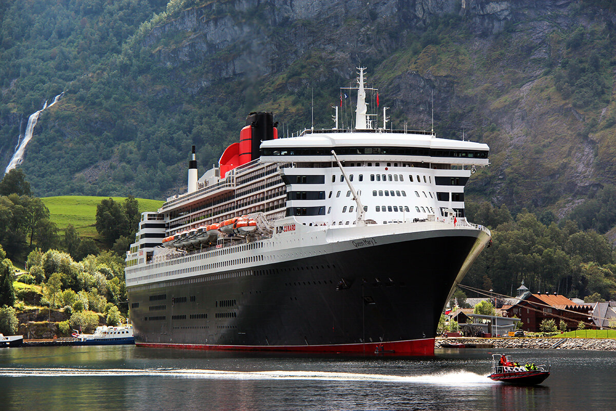 Океанский лайнер «Queen Mary 2» у причала в Норвегии - Сергей Сомихин