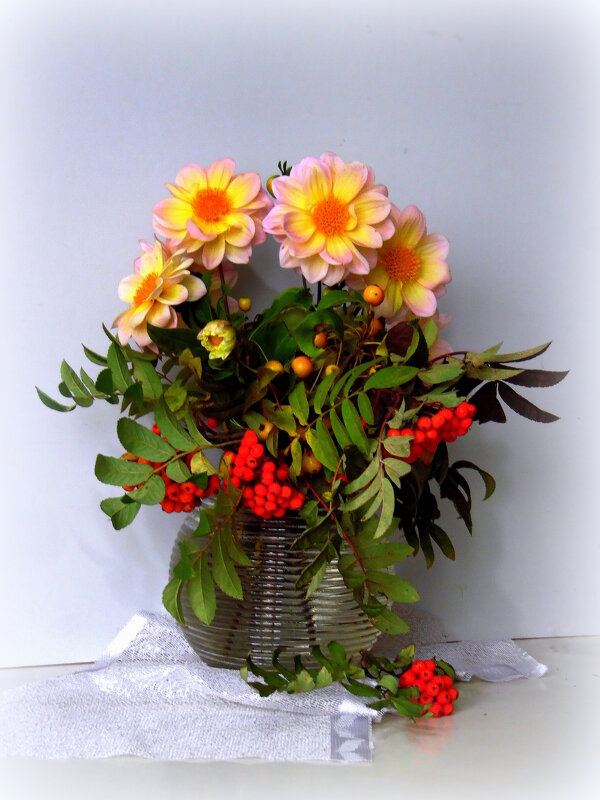 Осенний букет, он особого цвета, в нём краски и запах ушедшего лета. - nadyasilyuk Вознюк