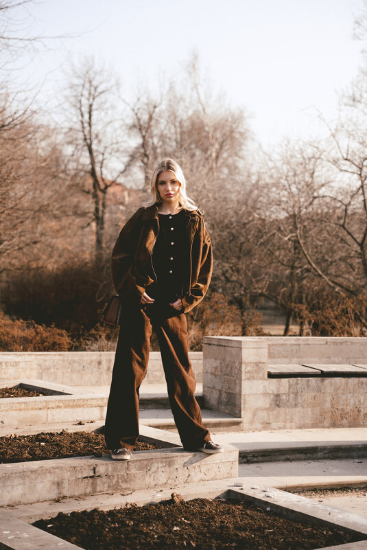 Девушка в парке - Илья Шенгелия