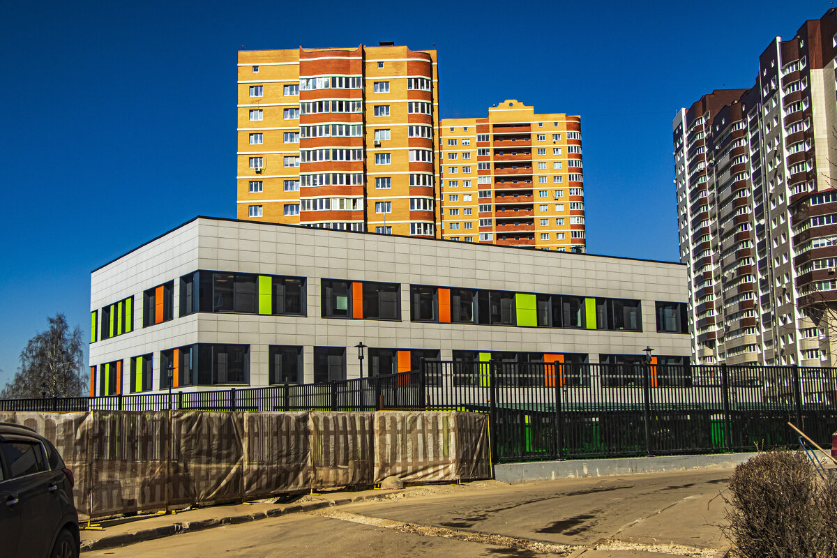 В нашем микрорайоне,построили детский сад. - Петр Беляков