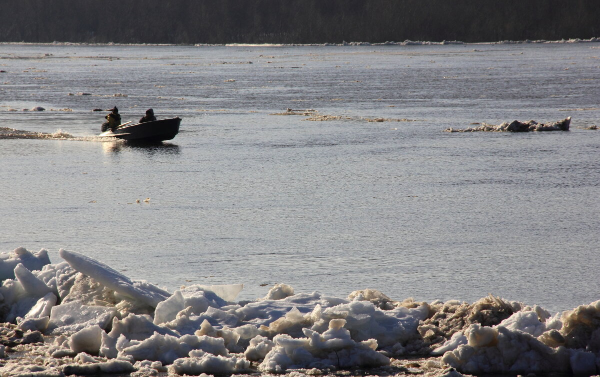 Приходит время снеговые горы тают, люди головы теряют... - Евгений Корьевщиков