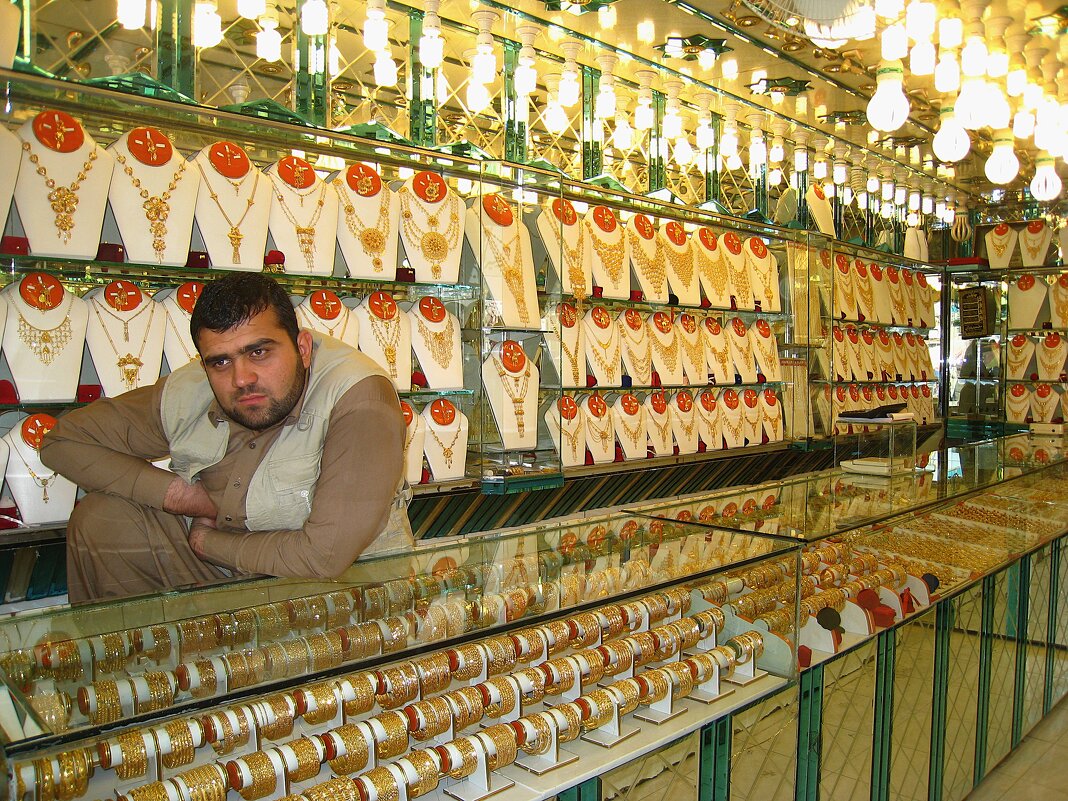 Очень солидный и богатейший владелец золотых украшений. - unix (Илья Утропов)