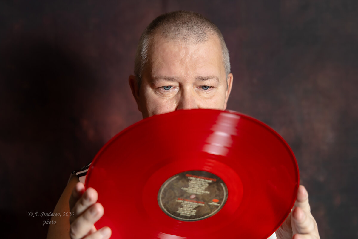 Портрет с виниловой пластинкой - Александр Синдерёв