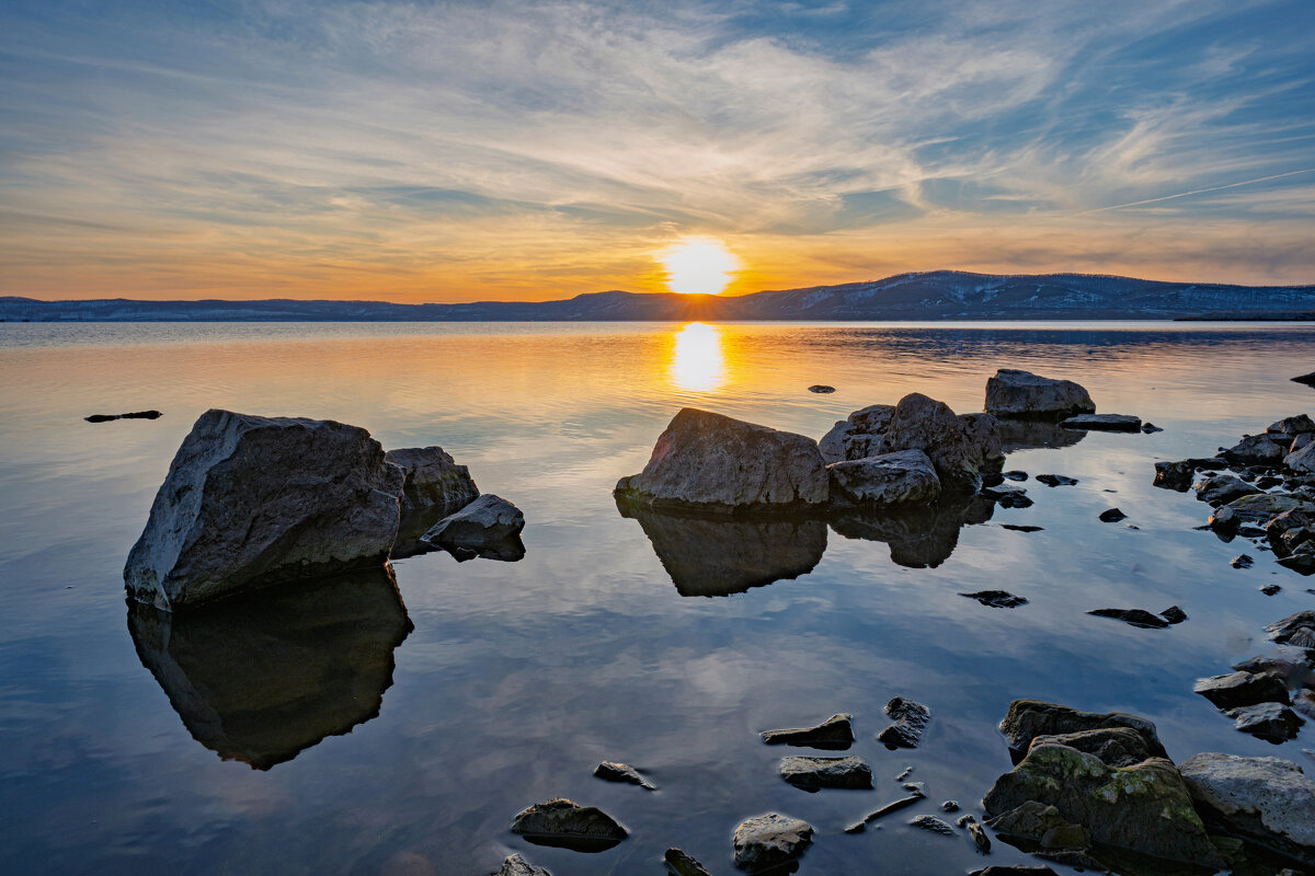 Магия озера на закате,дрожка света и отражение камней. - Алексей Мезенцев Магия озера на закате,дрожка света и отражение камней. - Алексей Мезенцев
