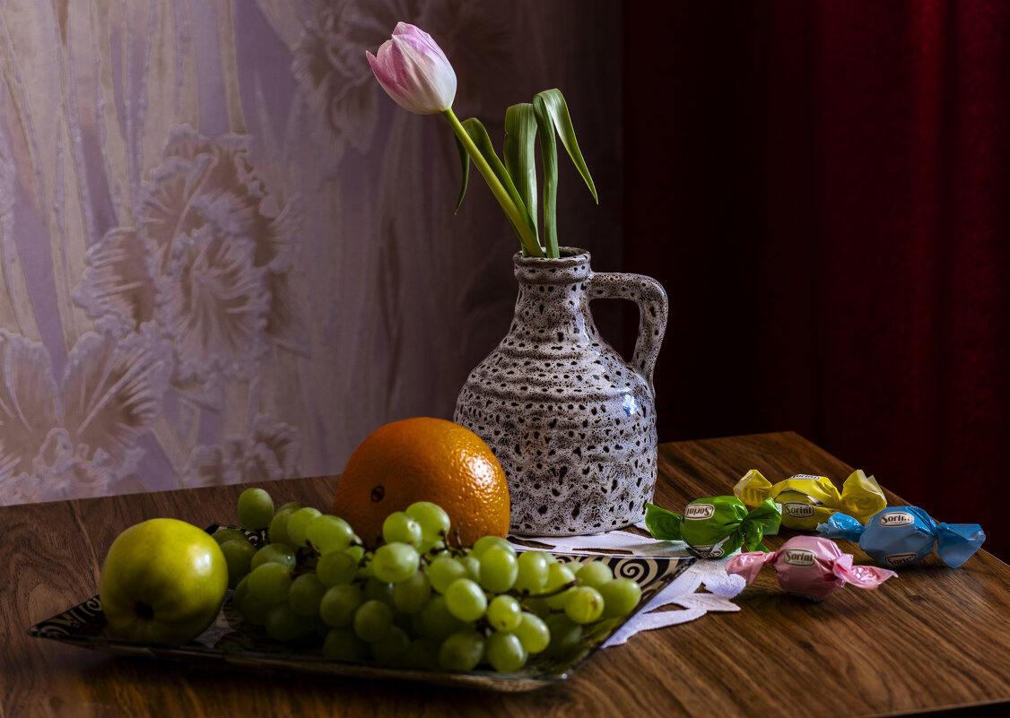 Тюльпан, фрукты и конфеты. - Николай Тюльпан, фрукты и конфеты. - Николай