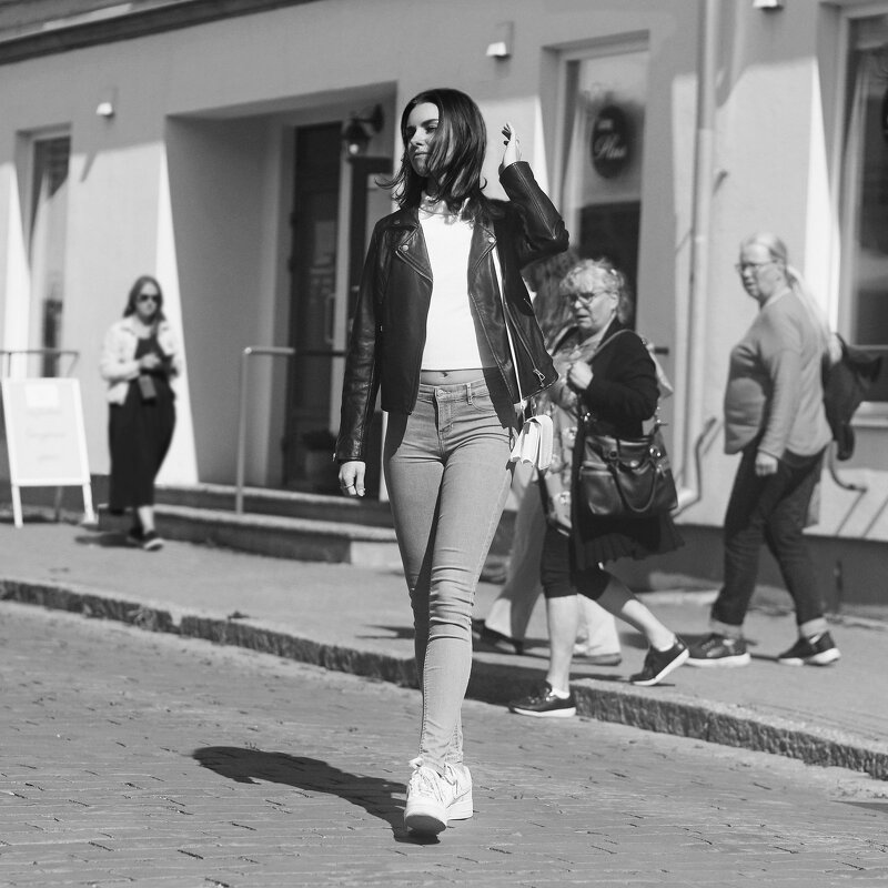 Задумчиво она идёт по улице... (3) - Игорь Парв