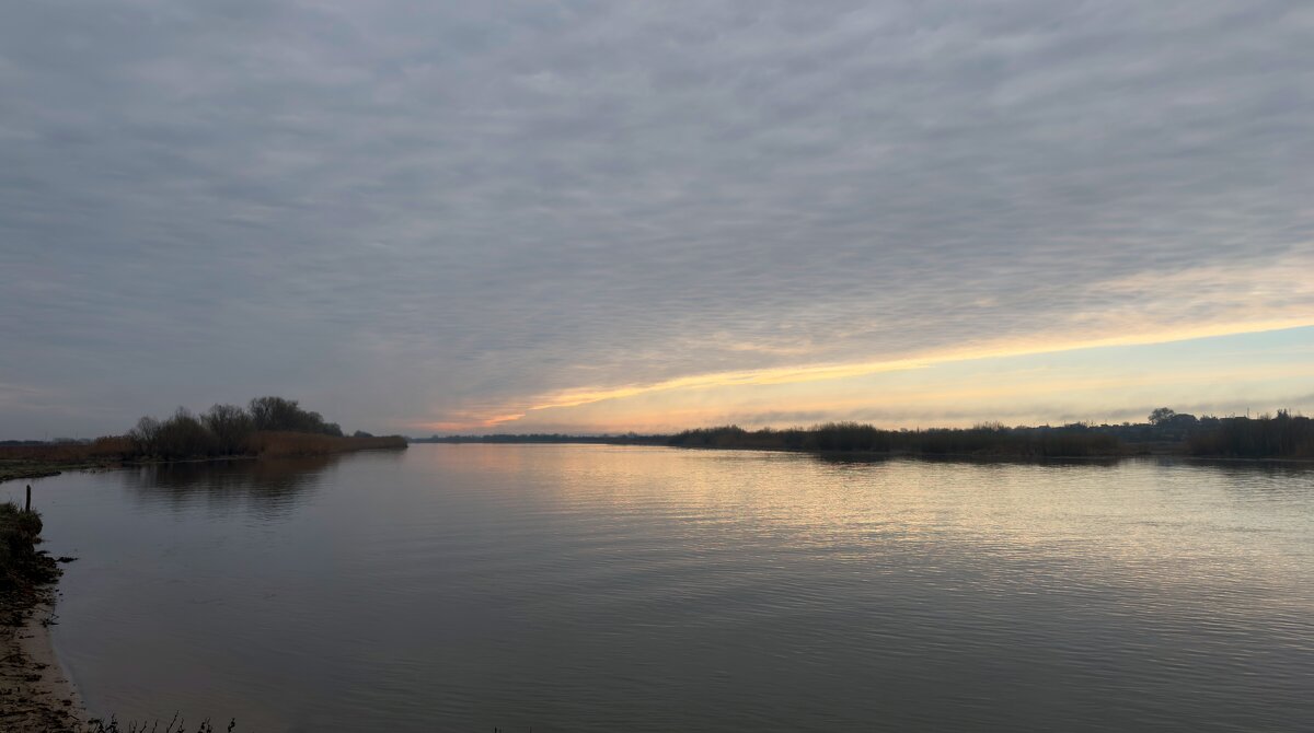 Рассвет на реке - Андрей Андросов
