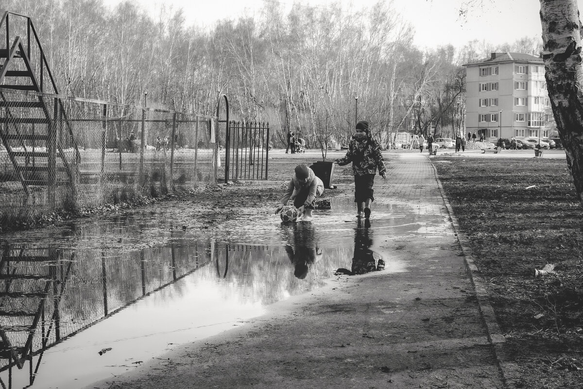 Лужи – это детство! (чб) - Сергей Царёв Лужи – это детство! (чб) - Сергей Царёв