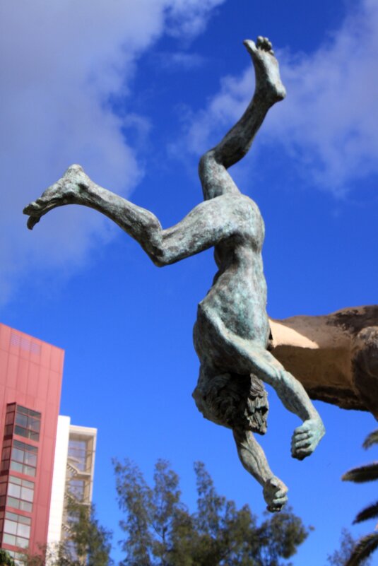 «Monumento Atis Tirma» — скульптура, которая находится в парке Doramas - Savayr 