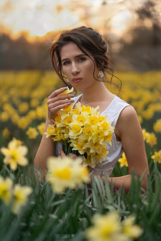 Мария с нарциссами - Viktoria Anufrieva