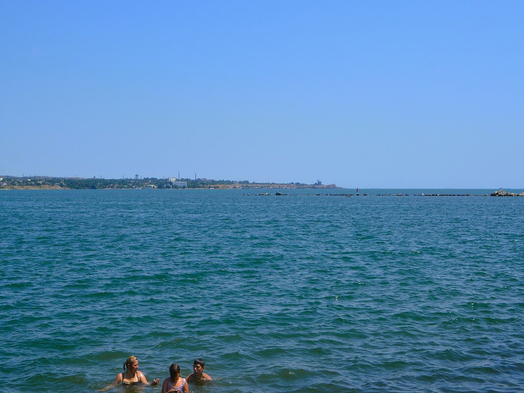 Керчь. Керченский пролив летом (вид с набережной сквера "Монетка"). - Пётр Чернега Керчь. Керченский пролив летом (вид с набережной сквера "Монетка"). - Пётр Чернега