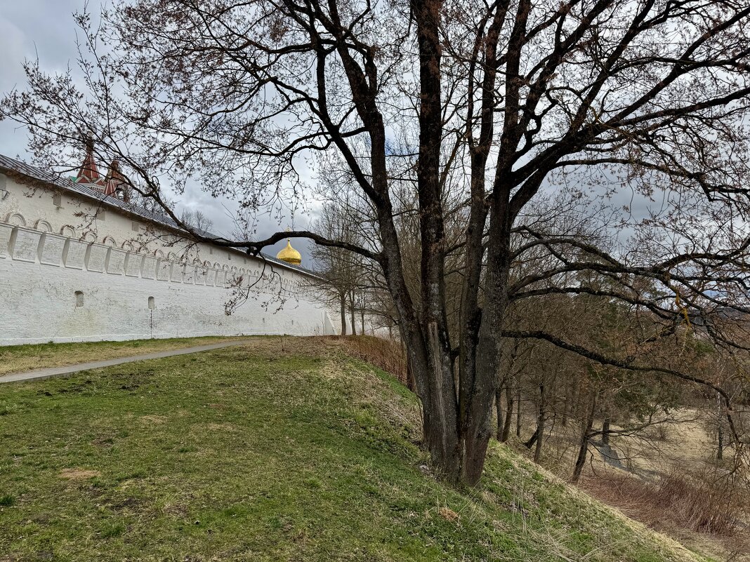 У стен монастыря - Любовь 