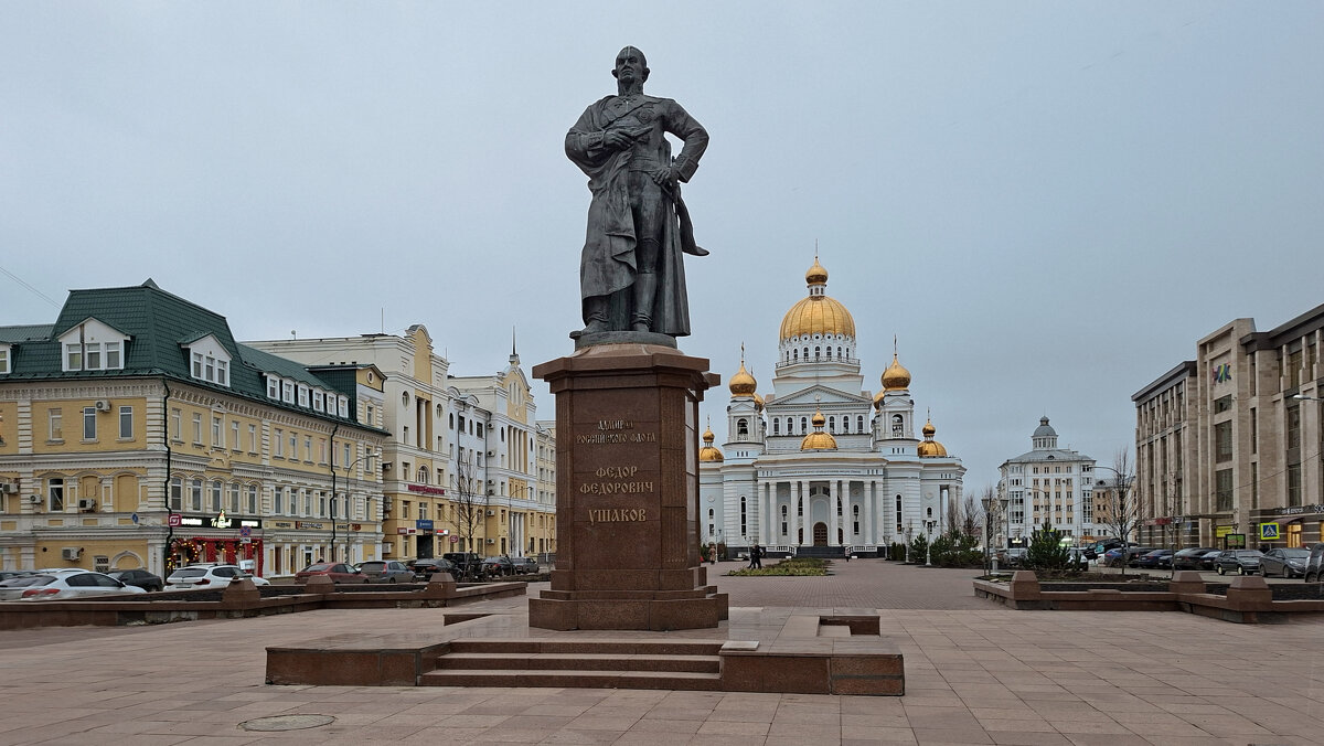 Святой праведный воин Фёдор Ушаков у Кафедрального собора. - ИРЭН@ .