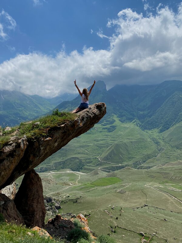 На гору взошел я и с той высоты, Всей грудью вздохнув, Дагестану ответил: «Немало краев повидал я, н - Таня Фиалка