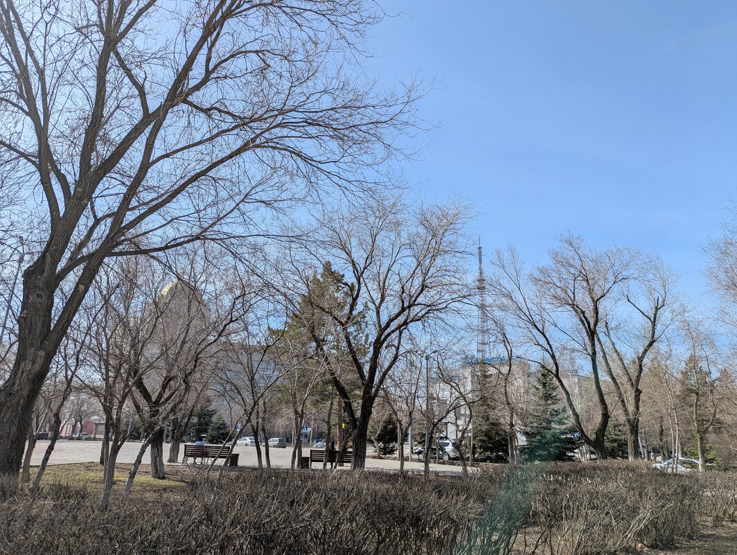 Апрель - Андрей Хлопонин