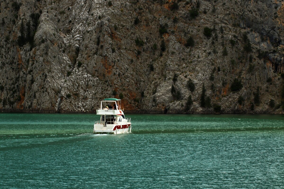 К скалистым берегам - Юрий. Шмаков