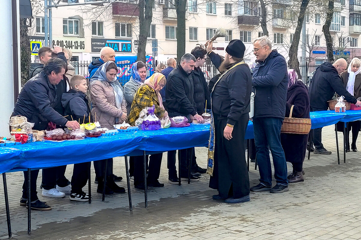 У храма Рождества Христова в Великую субботу - Татьяна Машошина У храма Рождества Христова в Великую субботу - Татьяна Машошина