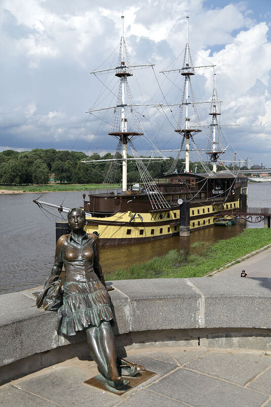 Уставшая туристка - Сергей Сомихин Уставшая туристка - Сергей Сомихин