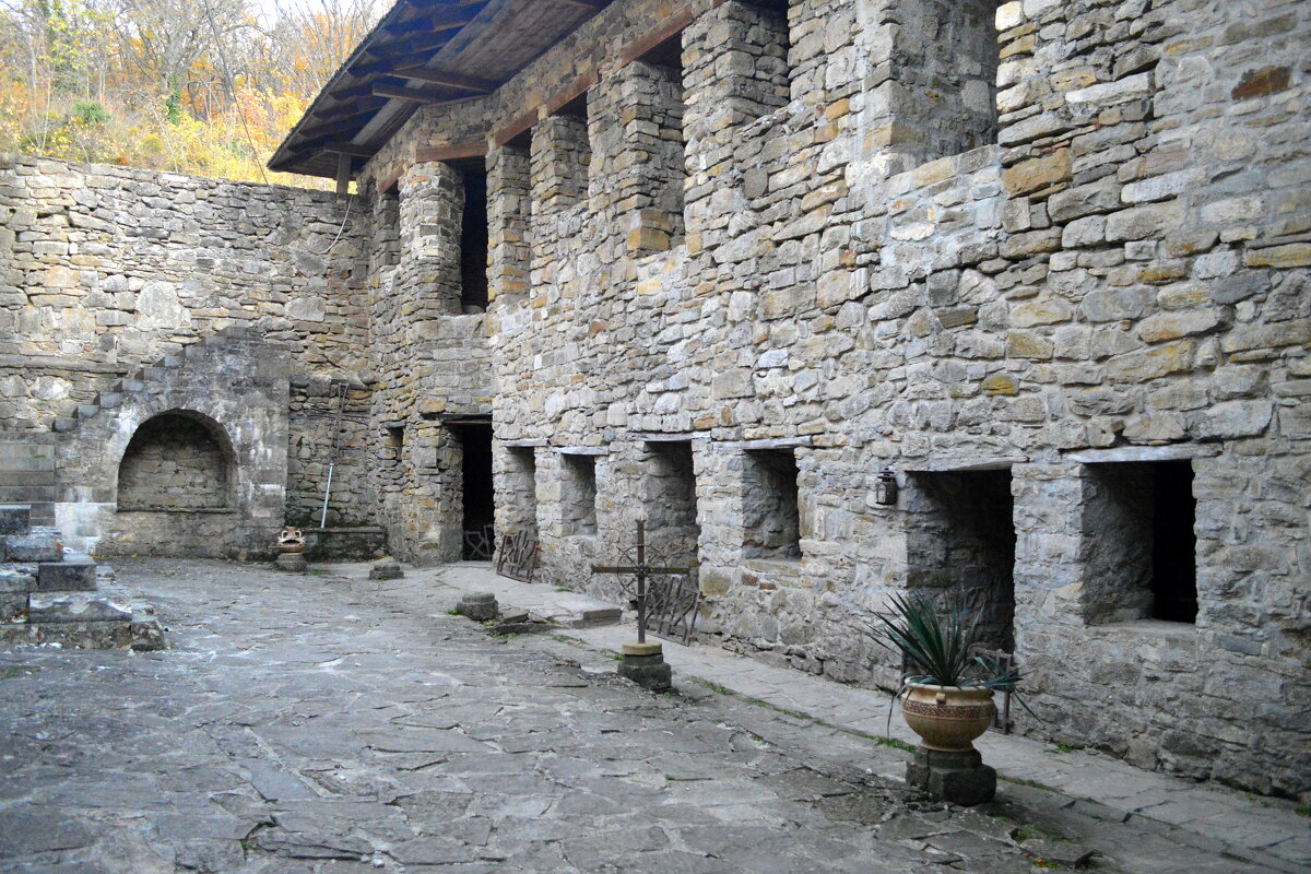 В храме Сурб-Ншан (Святое Знамение) в монастыре Сурб-Хач - Татьяна Лютаева