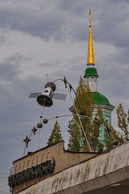 Искусственный спутник на крыше бывшего Клуба космонавтики - Татьяна Машошина