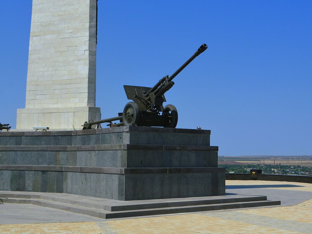 Керчь. Дивизионная пушка ЗиС – 3 на мемориале Обелиск Славы. - Пётр Чернега Керчь. Дивизионная пушка ЗиС – 3 на мемориале Обелиск Славы. - Пётр Чернега