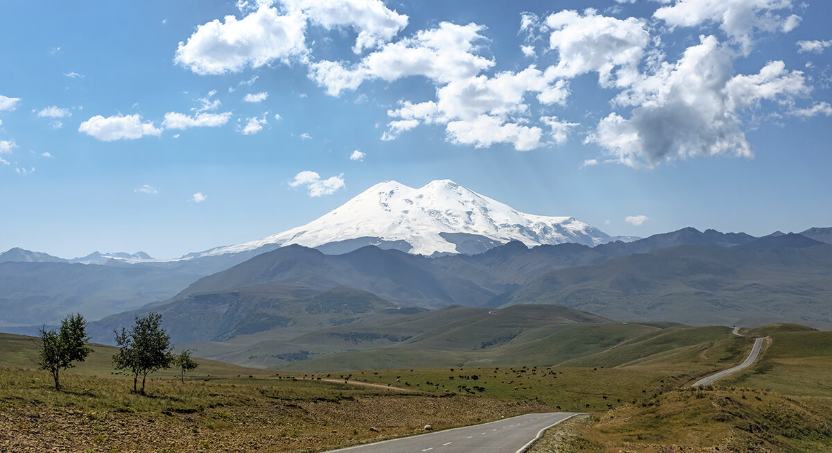 Дорога в урочище Джилы-Су, вид на г. Эльбрус - Gruff_D . Дорога в урочище Джилы-Су, вид на г. Эльбрус - Gruff_D .