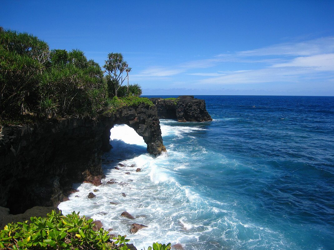 Морская арка на берегу острова Уполу. - unix (Илья Утропов)