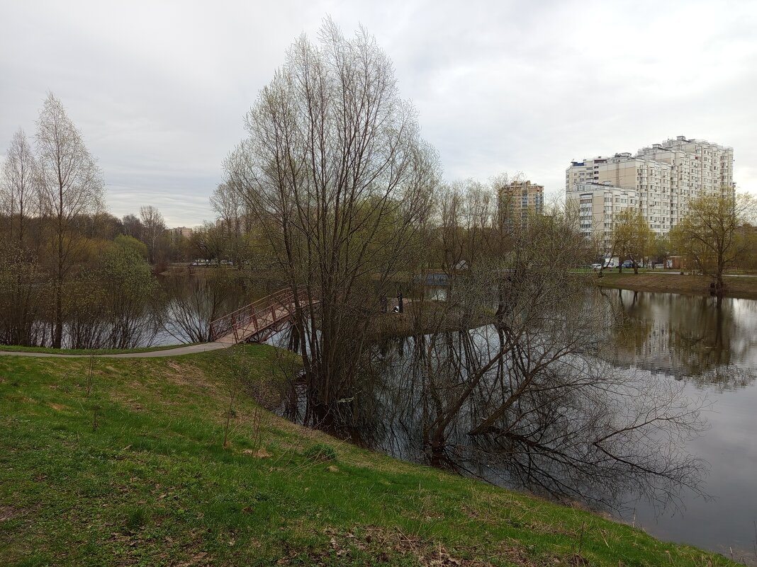 Не подрумяненный апрель - Андрей Лукьянов