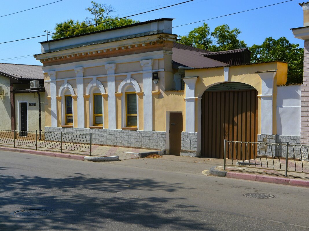 Дом по ул. Пирогова 11. - Пётр Чернега