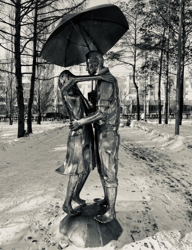 Скульптура влюбленные под зонтом - Savayr 