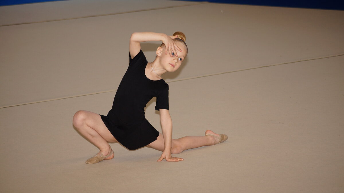 Юная гимнастка . - Вик Токарев