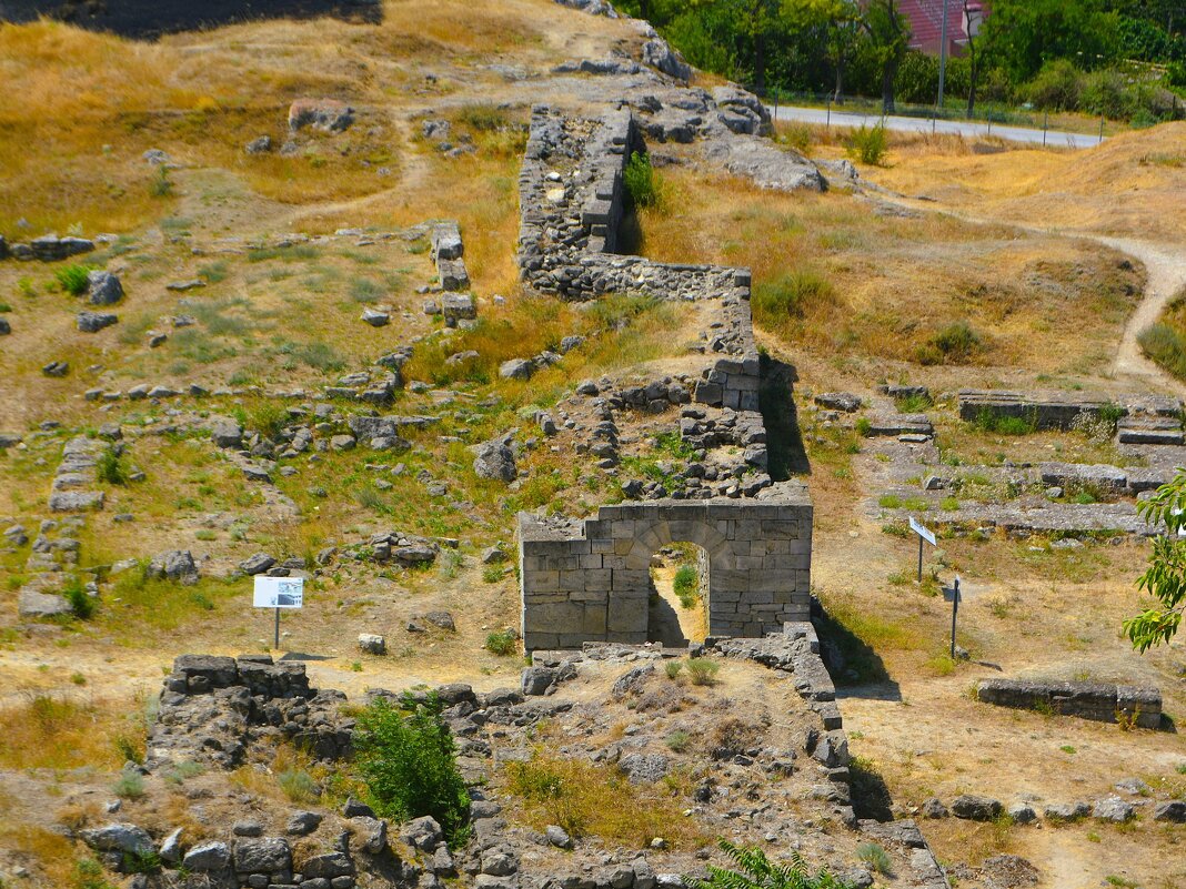 Керчь. Руины здания Басилеи Спартокидов в Пантикапее. - Пётр Чернега