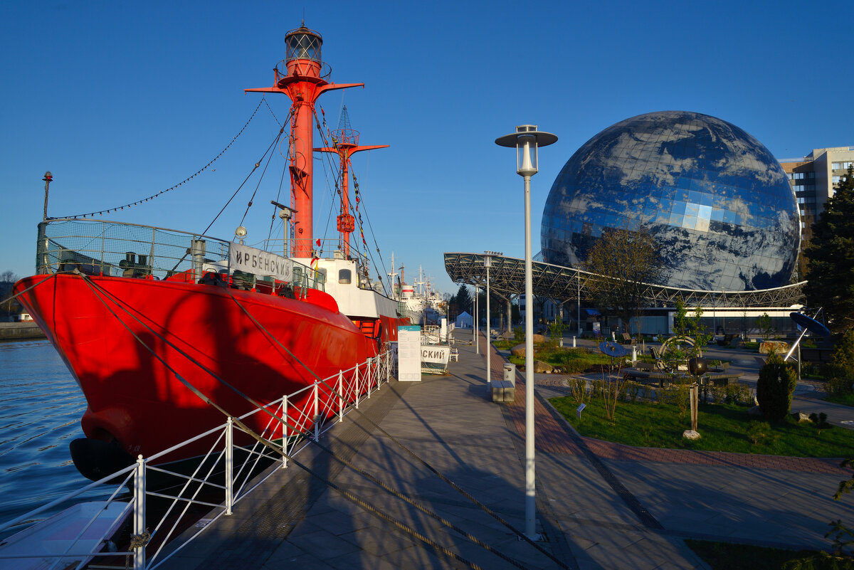 Плавучий маяк "Ирбенский" и павильон "Планета Океан". - Константин Белоногов